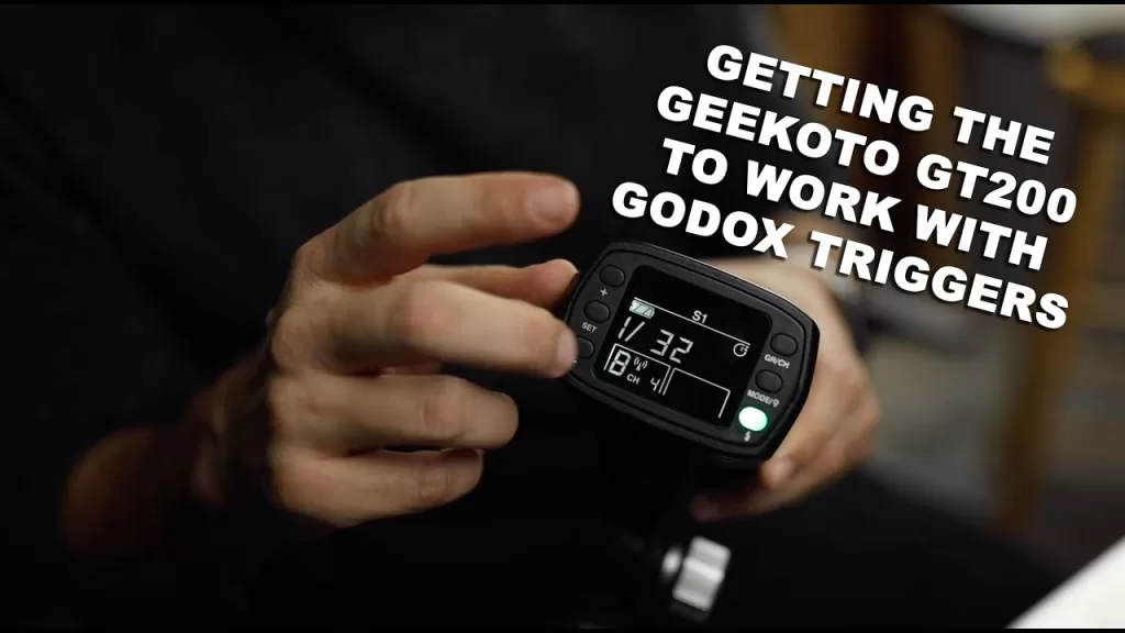 a hand holding a geekoto gt200